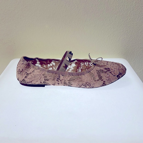 Valentino Garavani Rockstud dusty pink lace ballerinas. - Picture 2 of 9